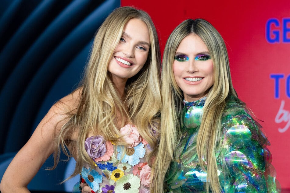 Model-Mama Heidi Klum (51, r.) bekam zum Entscheidungswalk Unterstützung von Victoria’s-Secret-Engel Romee Strijd (29).