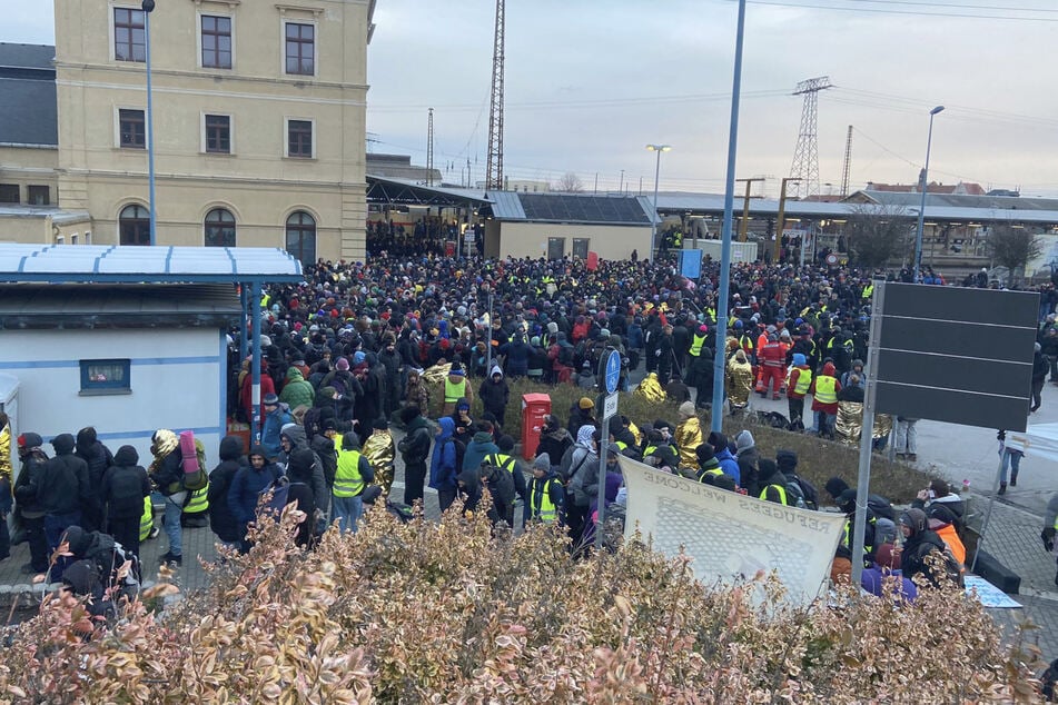 Eine große Zahl an Demo-Teilnehmern ist mittlerweile am Riesaer Bahnhof eingetroffen.