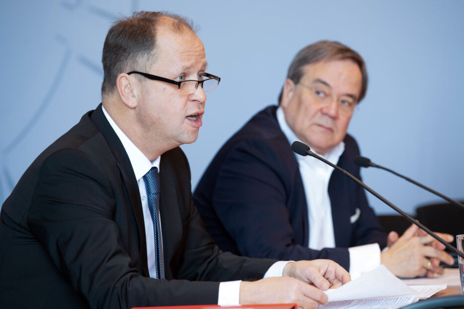 NRW-Ministerpräsident Armin Laschet (CDU, r) und sein Stellvertreter Joachim Stamp (FDP) bei einer Pressekonferenz.