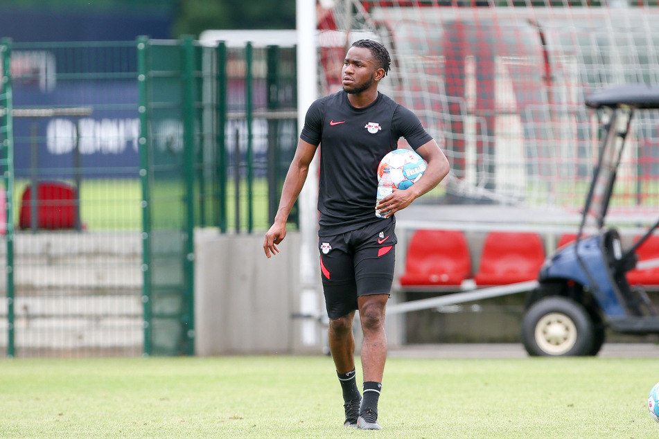 Ademola Lookman (23) trainierte am Mittwoch mit der Mannschaft mit. So richtig schien er noch nicht wieder angekommen zu sein.