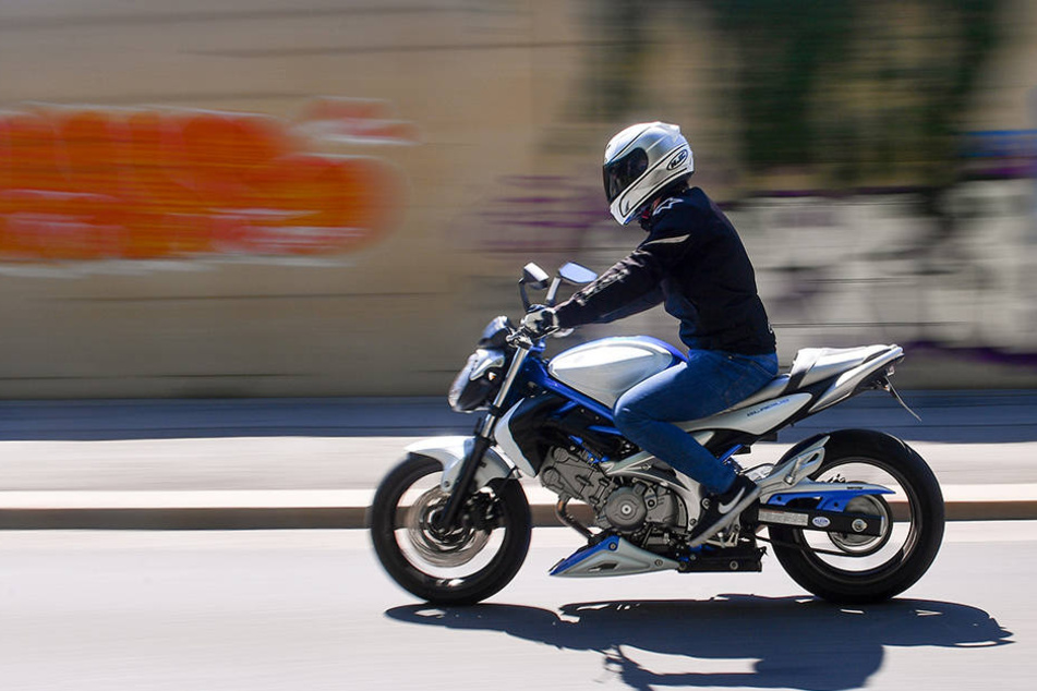 Timo Walther saust mit seiner auf 48 PS abgeregelten Suzuki Gladius 650 jetzt über Dresdens Straßen