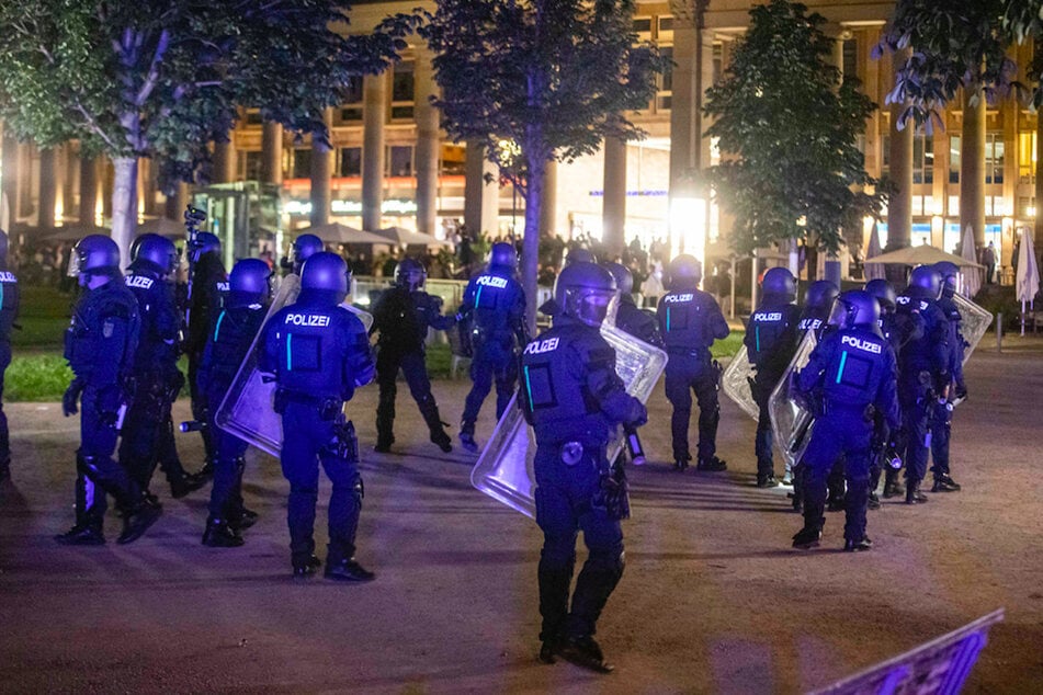 Bei Auseinandersetzungen mit der Polizei haben dutzende gewalttätige Kleingruppen die Stuttgarter Innenstadt verwüstet.