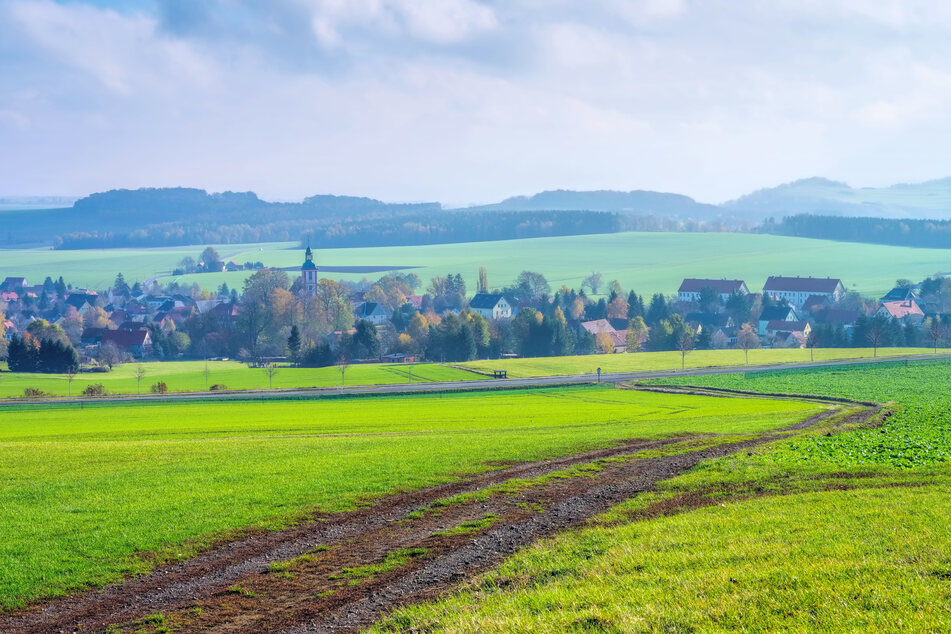 Blick auf Spitzkunnersdorf im Zittauer Gebirge. Der Zweckverband Abwasserbeseitigung „Obere Mandau“ ist dort als Entsorger aktiv. In vielen ländlichen Regionen gab es in den 1990er-Jahren Bürgerinitiativen, die gegen die Gebühren- und Anschlusspolitik ihrer Zweckverbände Sturm liefen.