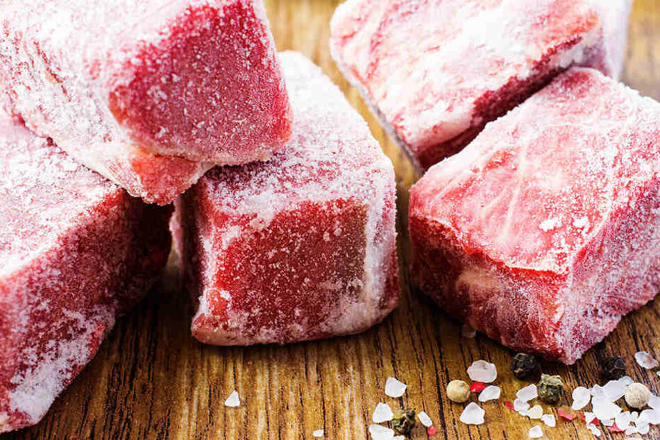 Die Ladendiebin schlug mit gefrorenem Fleisch auf die Mitarbeiterin ein, bevor sie die Flucht ergriff. (Symbolbild)
