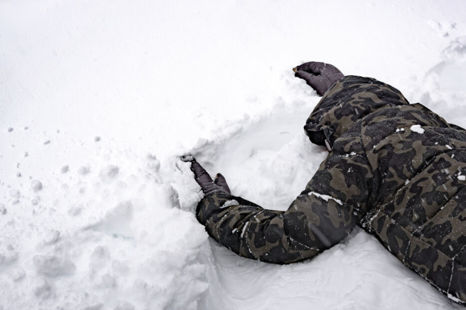 Skifahrer fanden den bewusstlosen Snowboardfahrer auf der Rossalmpiste. (Symbolbild)
