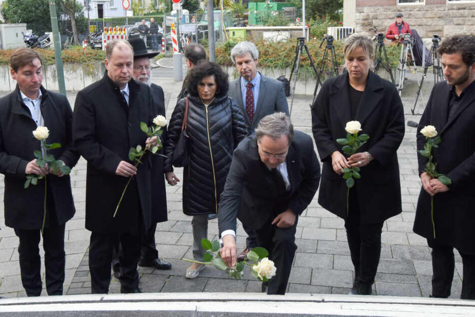 NRW-Ministerpräsident Armin Laschet (CDU) beim Niederlegen einer weißen Rose.