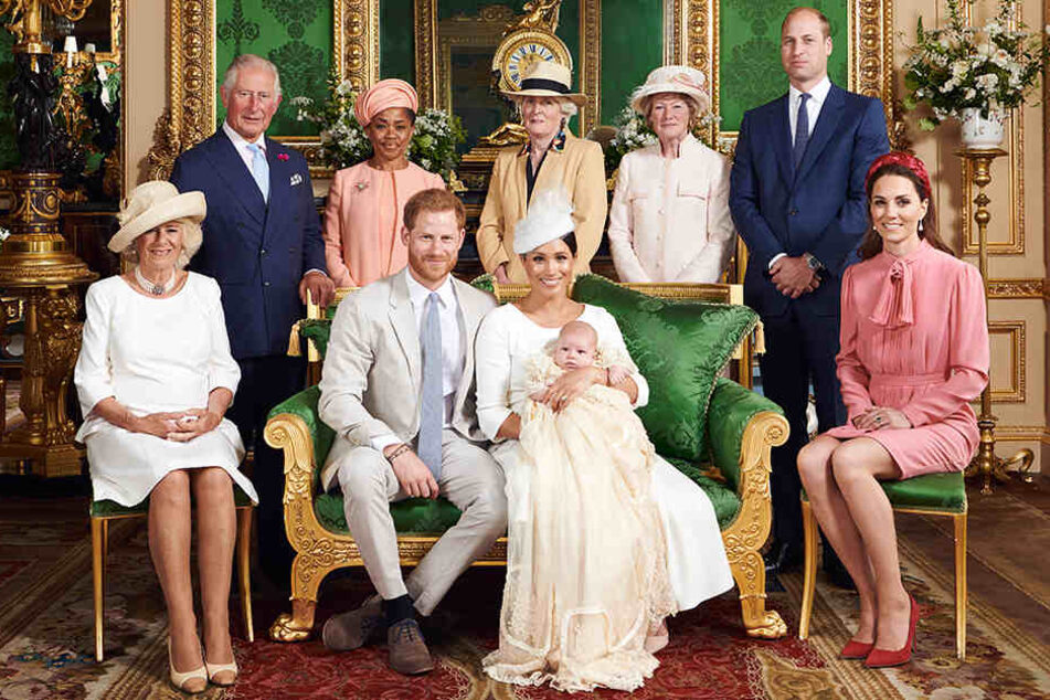 Herzogin Camilla (l-r), der britische Thronfolger Prinz Charles, Doria Ragland, Prinz Harry, Lady Jane Fellows, Herzogin Meghan, die ihren Sohn Archie Harrison Mountbatten-Windsor in den Armen hält, Lady Sarah McCorquodale, Prinz William und Herzogin Kate
