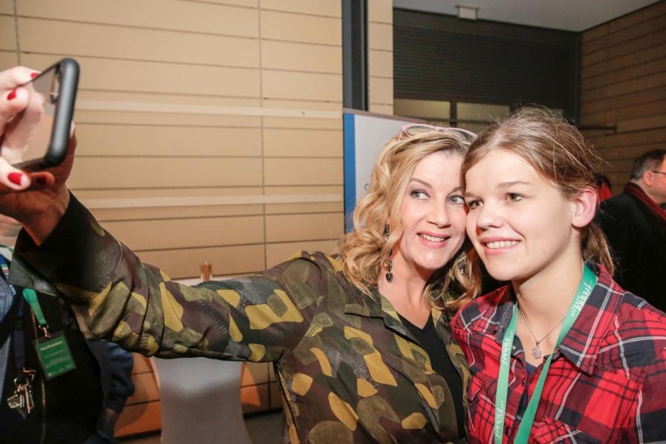 Sachsenklinik-Verwaltungsdirektorin Sarah Marquardt (gespielt von Alexa Maria Surholt) macht Selfies mit Fans.