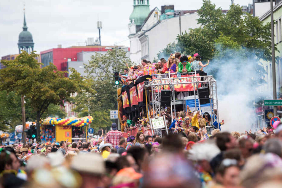 Die XXL-Parade "Schlagermove" zieht durch das Hamburger Stadtviertel St. Pauli.