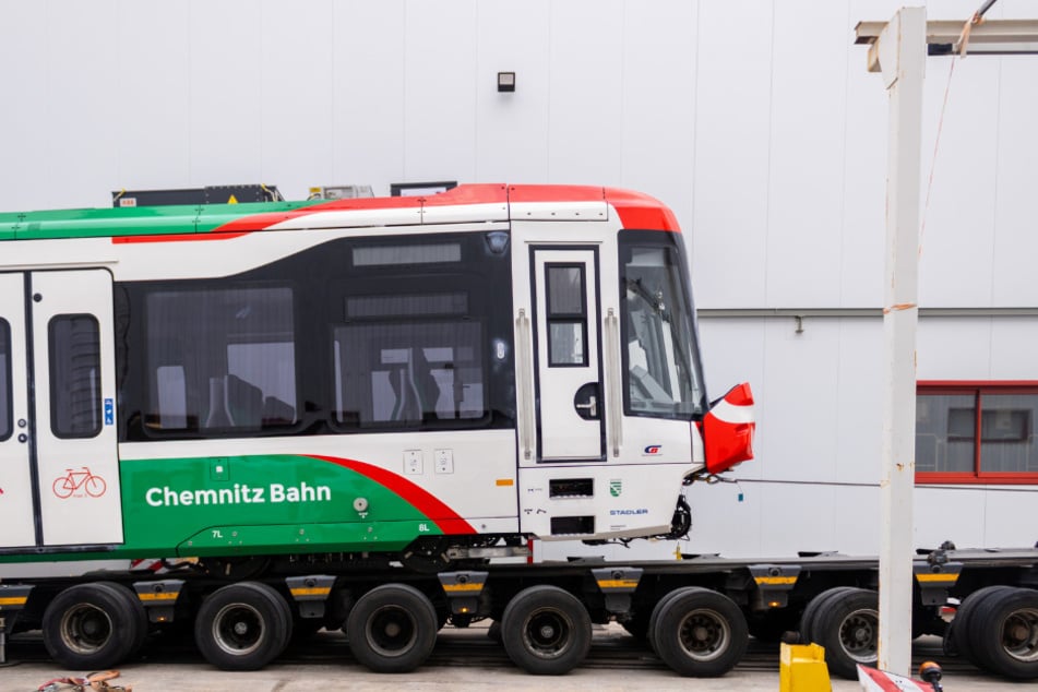 Ein eCitylink in Valencia bei der Verladung auf einen Schwertransporter. Von dort ging es zum Schiff.