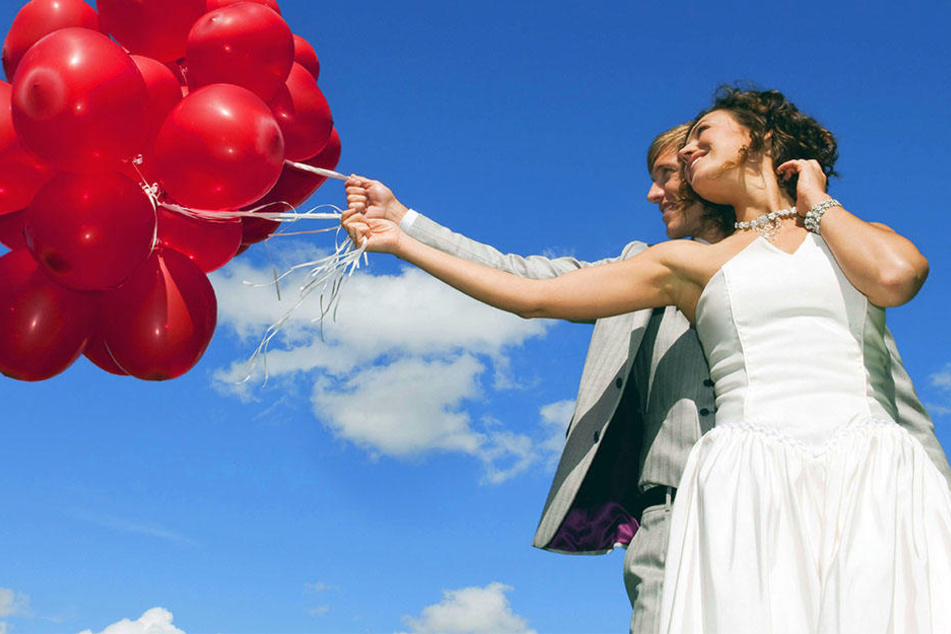 Das Verschicken von Luftballons ist zu einem Brauch vieler Hochzeitspaare geworden.