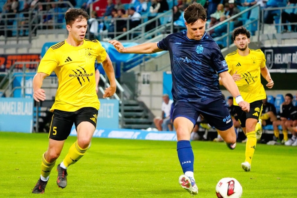 Jonas Marx (r.) ist vor dem Handwerker Nick Naumann am Ball und zieht ab.