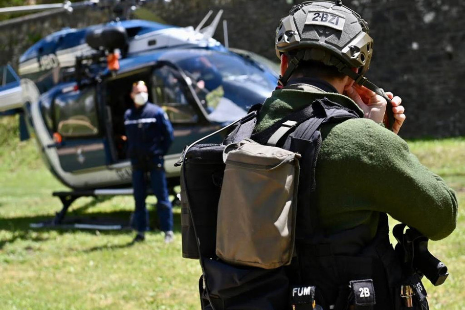 Die französische Polizei war tagelang aufgrund des in den Wald geflohenen Täters in höchster Alarmbereitschaft.