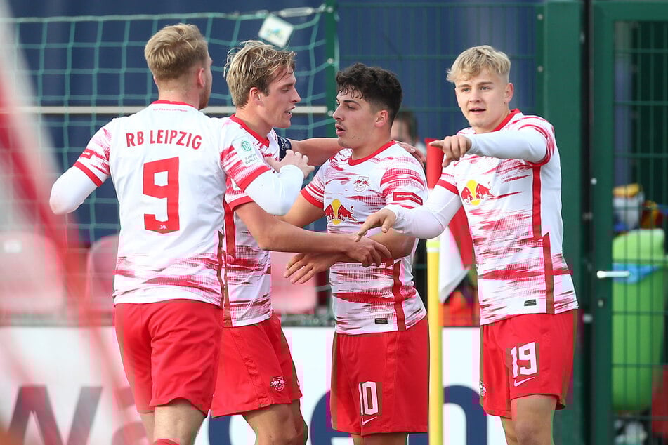 Unter anderem mit Joscha Wosz (23, 2.v.r.) hat Friedrich (r.) in der RB-Jugend und zuletzt auch beim HFC gespielt.