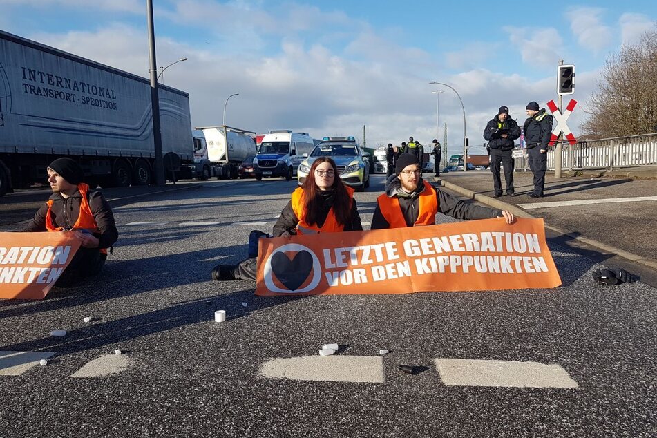 Aktivisten der Gruppierung "Letzte Generation" bei einer Aktion in der Straße Am Saalehafen am Dienstag in Hamburg.