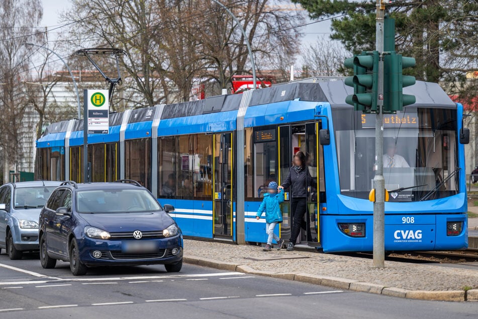 Wer hier aus der Bahn steigt, steht fast auf der Hauptstraße.