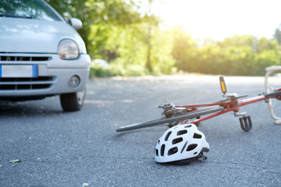 Ford-Fahrer (72) über Rot gefahren: Radfahrerin (62) schwer verletzt