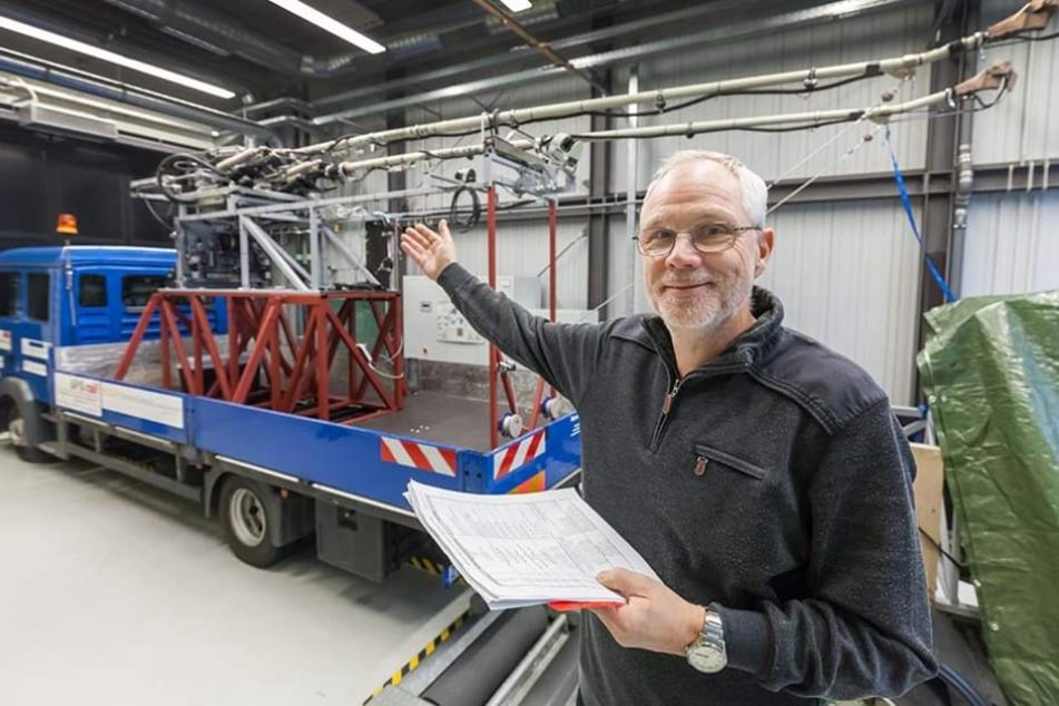 Matthias Thein (61) vor dem selbst entwickelten Lkw mit dem automatischen Andrahtsystem.