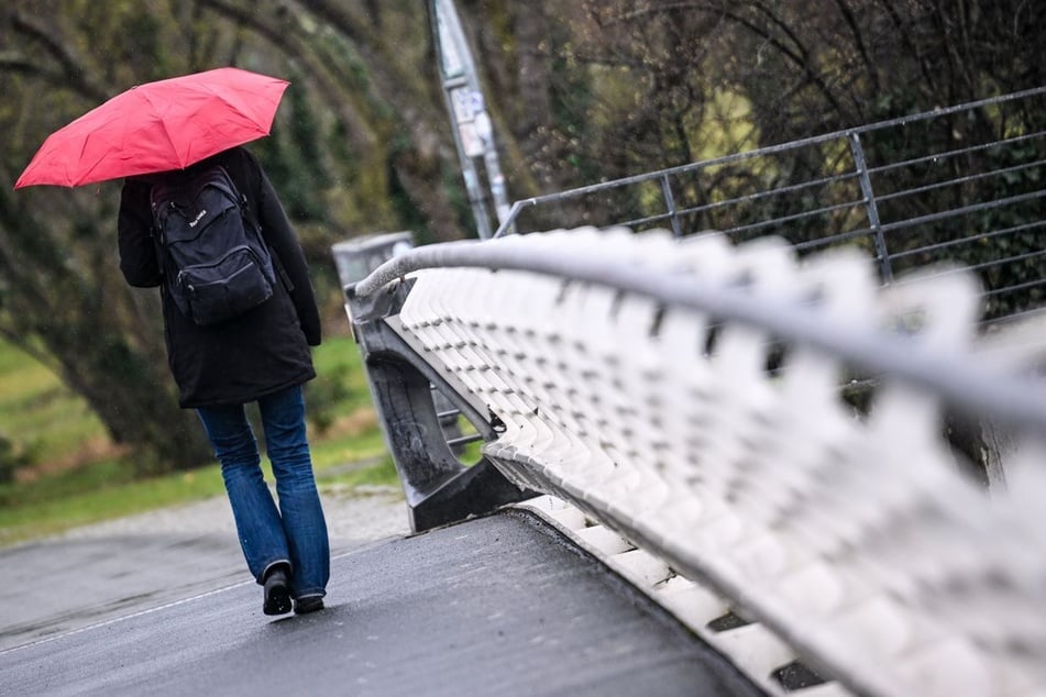 Den Regenschirm sollten die Menschen in NRW beim Gang vor die Tür in den nächsten Tagen immer dabei haben. (Symbolbild)