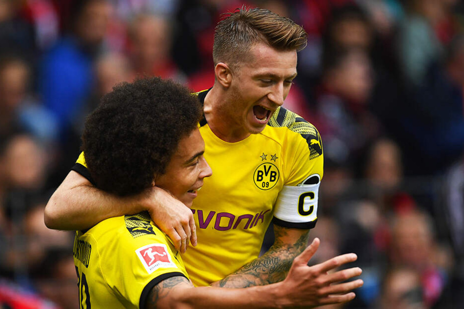 Marco Reus bejubelt begeistert mit Axel Witsel dessen sensationelles Tor zum 1:0 für den BVB.