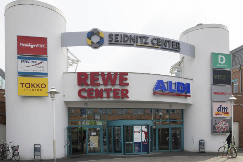In diesem Rewe-Markt im Seidnitz Center soll Steve G. (26) Schampus im Wert von mehreren hundert Euro geklaut haben.