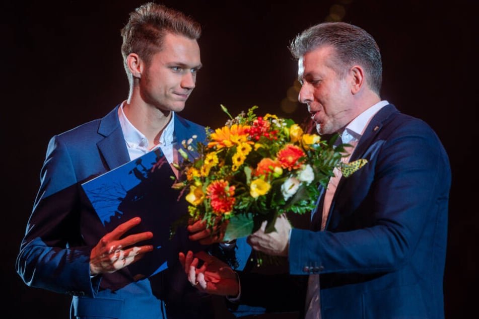 Kulturbürgermeister Ralph Burghart (r.) überreichte Marvin Schlegel auch ein paar Blumen.