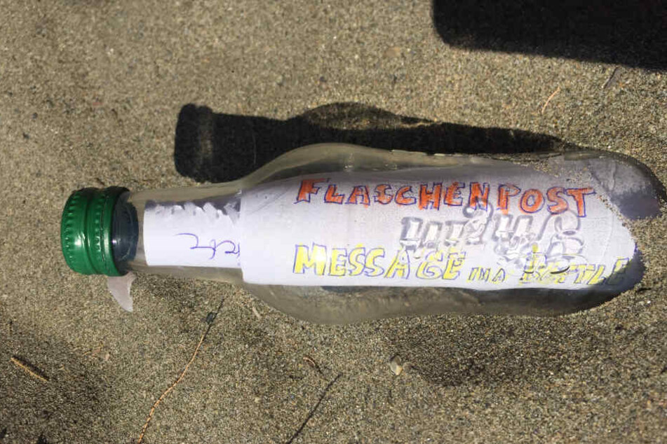Griechenland, Lentas: Die vorbereitete Flaschenpost des kleinen Noahs kurz vor der Entsendung.