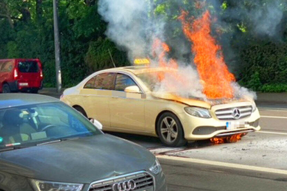 Am Dienstagvormittag gegen 8.27 Uhr endete die Fahrt eines Taxis wegen eines plötzlichen Feuers mitten in München.