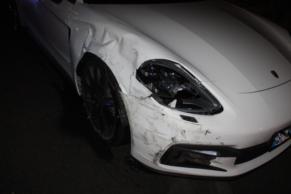 Der weiße Porsche wurde bei dem Zusammenstoß ordentlich zerkratzt und beschädigt.