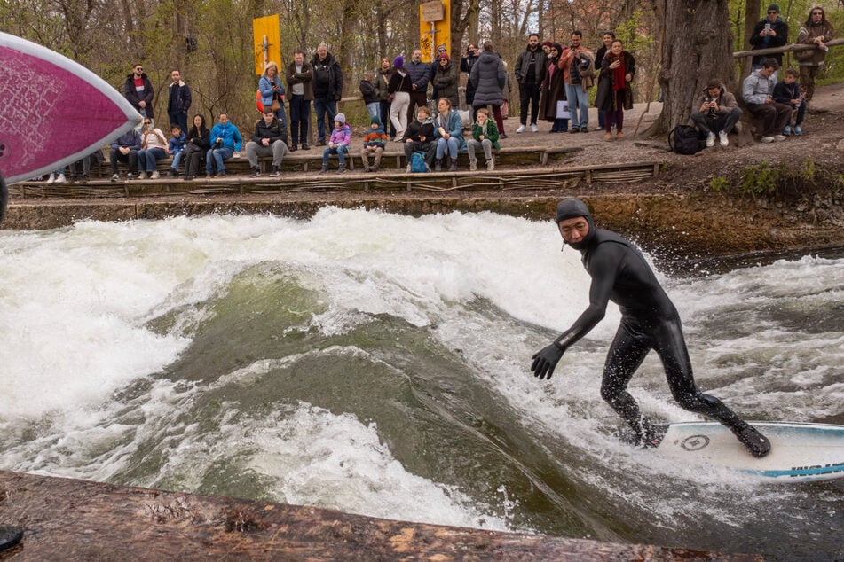 München: Sie ist zurück! Eisbachwelle vor Ostern wieder auferstanden