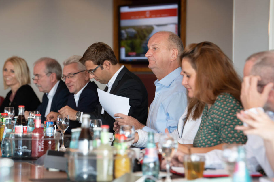 Dietmar Woidke (m.), Ministerpräsident und SPD-Vorsitzender in Brandenburg, bereitet sich auf die Große Runde der Koalitionsverhandlungen von SPD, CDU und Grünen vor.