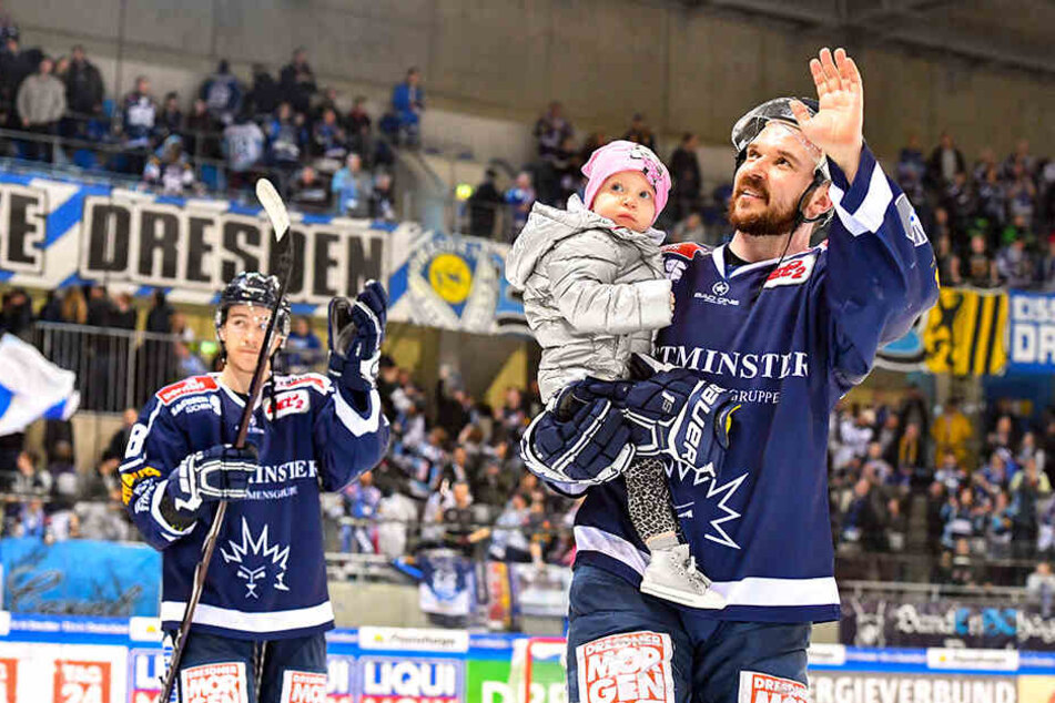 Eislöwen-Stürmer Steven Rupprich hatte gestern Grund zu feiern. Mit dem 6:2-Sieg war der Einzug in die Pre-Play-offs perfekt.