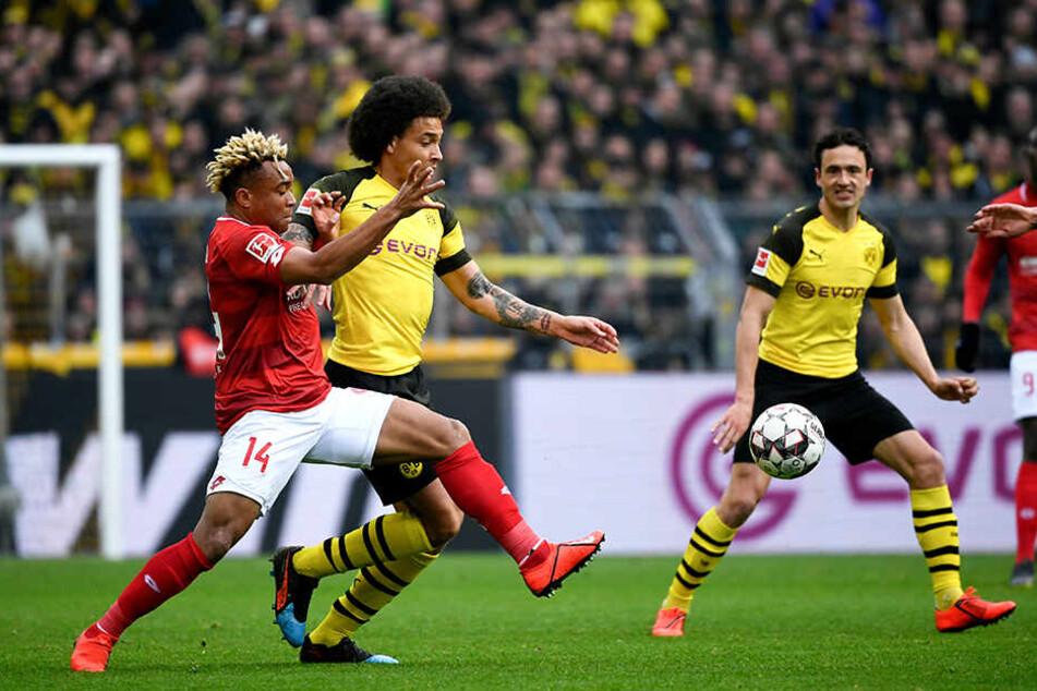 BVB-Kicker Axel Witsel behauptet den Ball gegen den Mainzer Pierre Kunde.