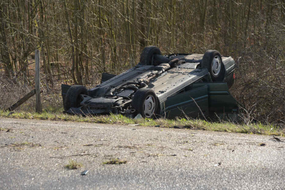 Ein Auto hatte sich bei dem Unfall überschlagen.