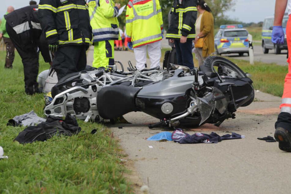 Der 32-jähriger Motorradfahrer wurde mit lebensgefährlichen Verletzungen in eine Klinik gebracht.