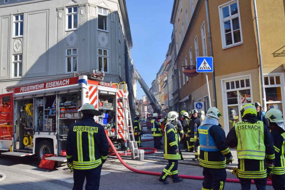 Dutzende Feuerwehrmänner sind in Eisenach im Einsatz.