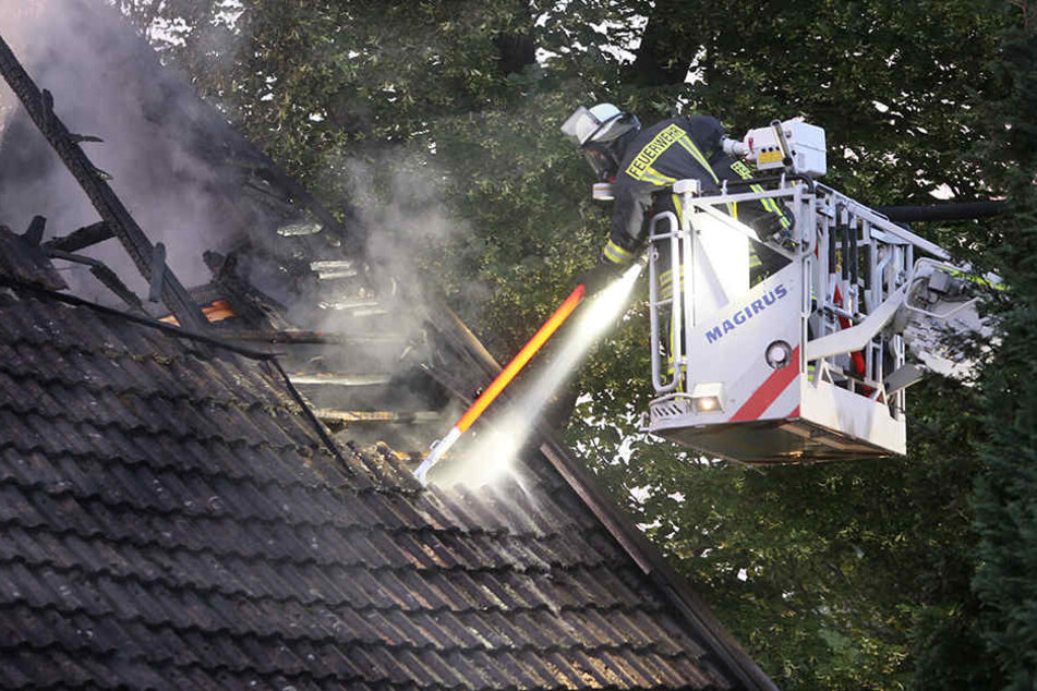 Von der Drehleiter aus musste zum Teil gelöscht werden.