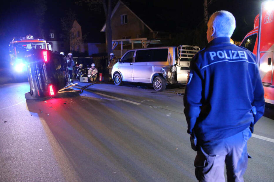 Das Auto liegt auf der Seite.