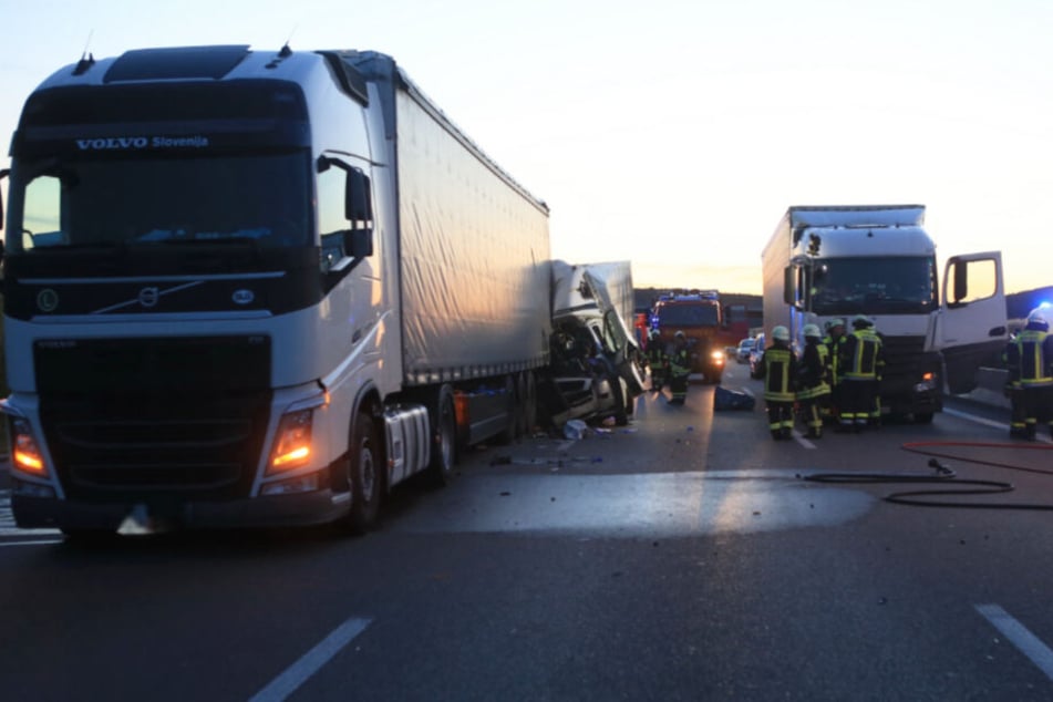 Ein kleiner Laster schob den Wagen auf einen anderen Lkw.