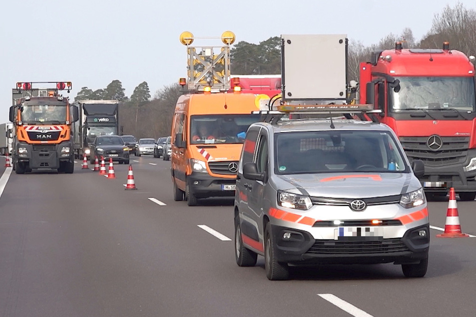 Die Autobahnmeisterei war im Einsatz, nachdem es auf der A2 zwischen zwei Lastern gekracht hatte.
