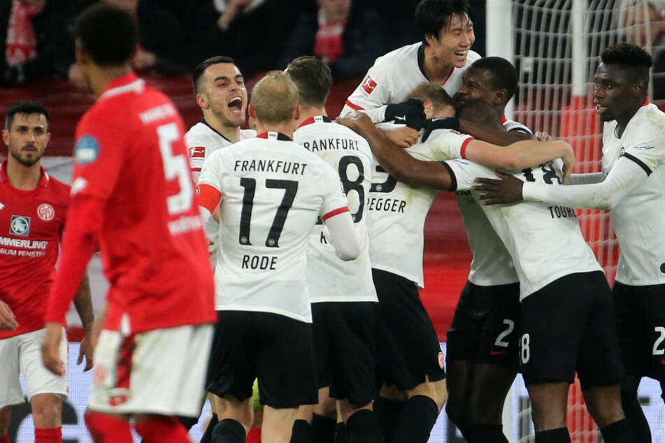 Die Frankfurter feiern das 1:0 von Martin Hinteregger.
