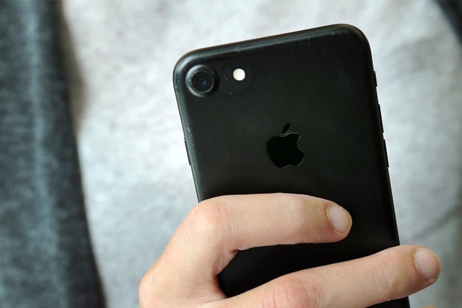 Das iPhone sollte eigentlich repariert werden. (Symbolbild),