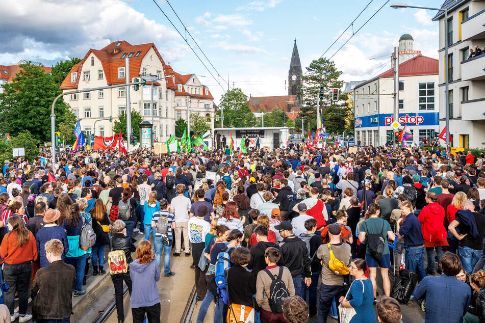 Vor wenigen Tagen war der Pohlandplatz zum Tatort geworden, jetzt zum Demonstrationsort.