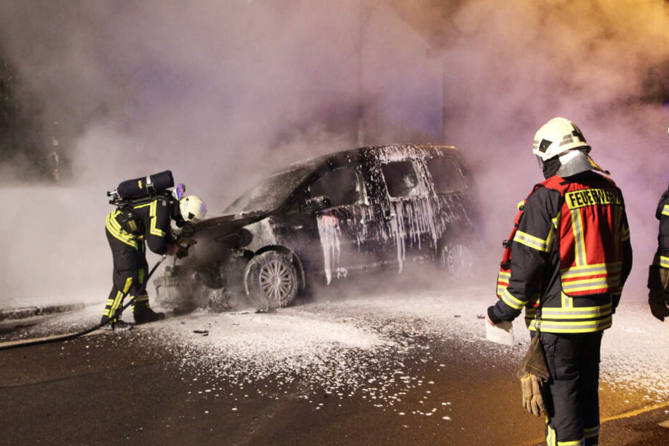 Mehrere Fahrzeuge der Deutschen Bahn waren in Flammen aufgegangen.