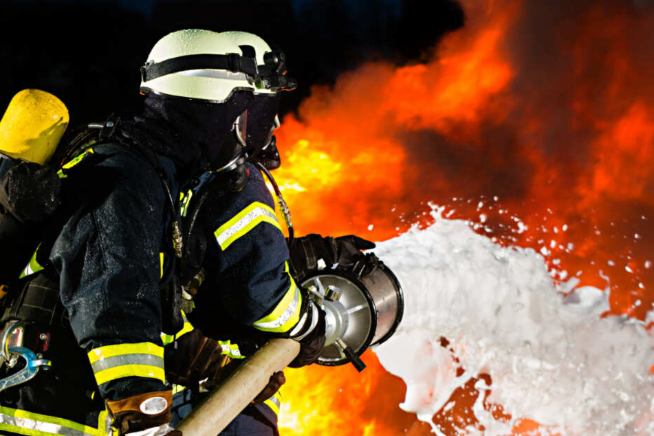 Die Feuerwehr konnte den Brand in der Nacht zum Donnerstag löschen. (Symbolbild)