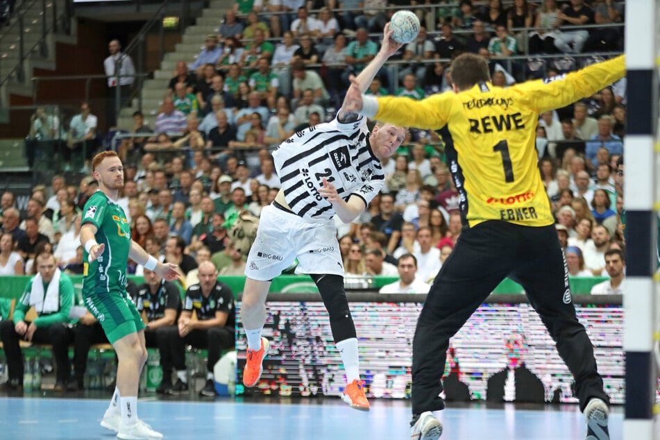 Eric Johansson (THW Kiel) wirft gegen Torwart Domenico Ebner (SC DHfK Leipzig).