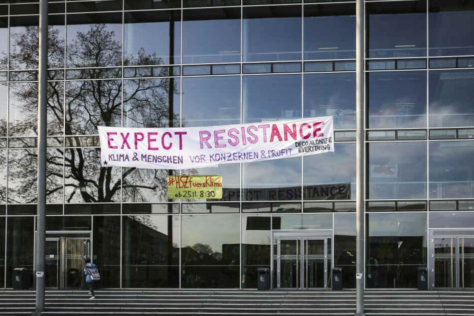 Expect Resistance steht auf einem großen Banner, das am Hörsaalzentrum in Dresden hängt.
