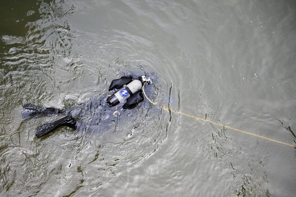 Ein Taucher hielt in dem Fluss Ausschau nach der potenziellen Tatwaffe.