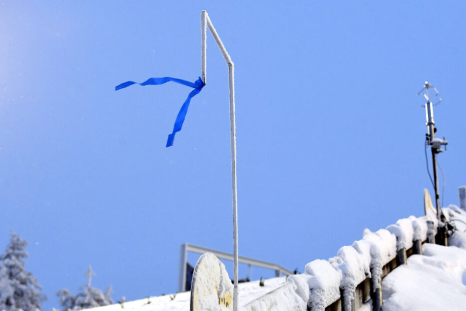 Die aufgehängten blauen Bänder flattern im Wind.