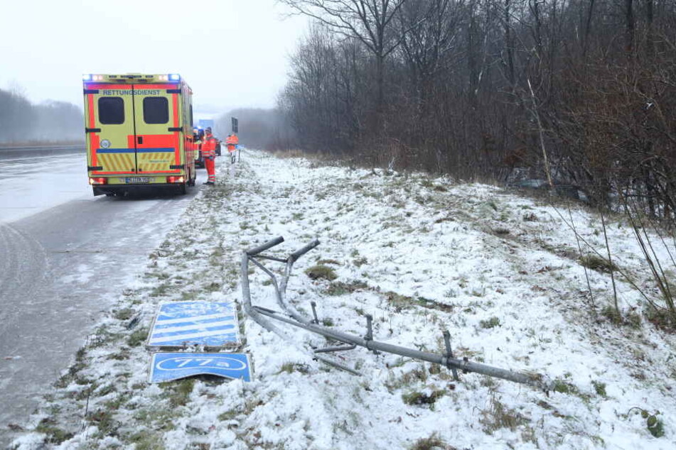 Auch ein Straßenschild wurde in Mitleidenschaft gezogen.